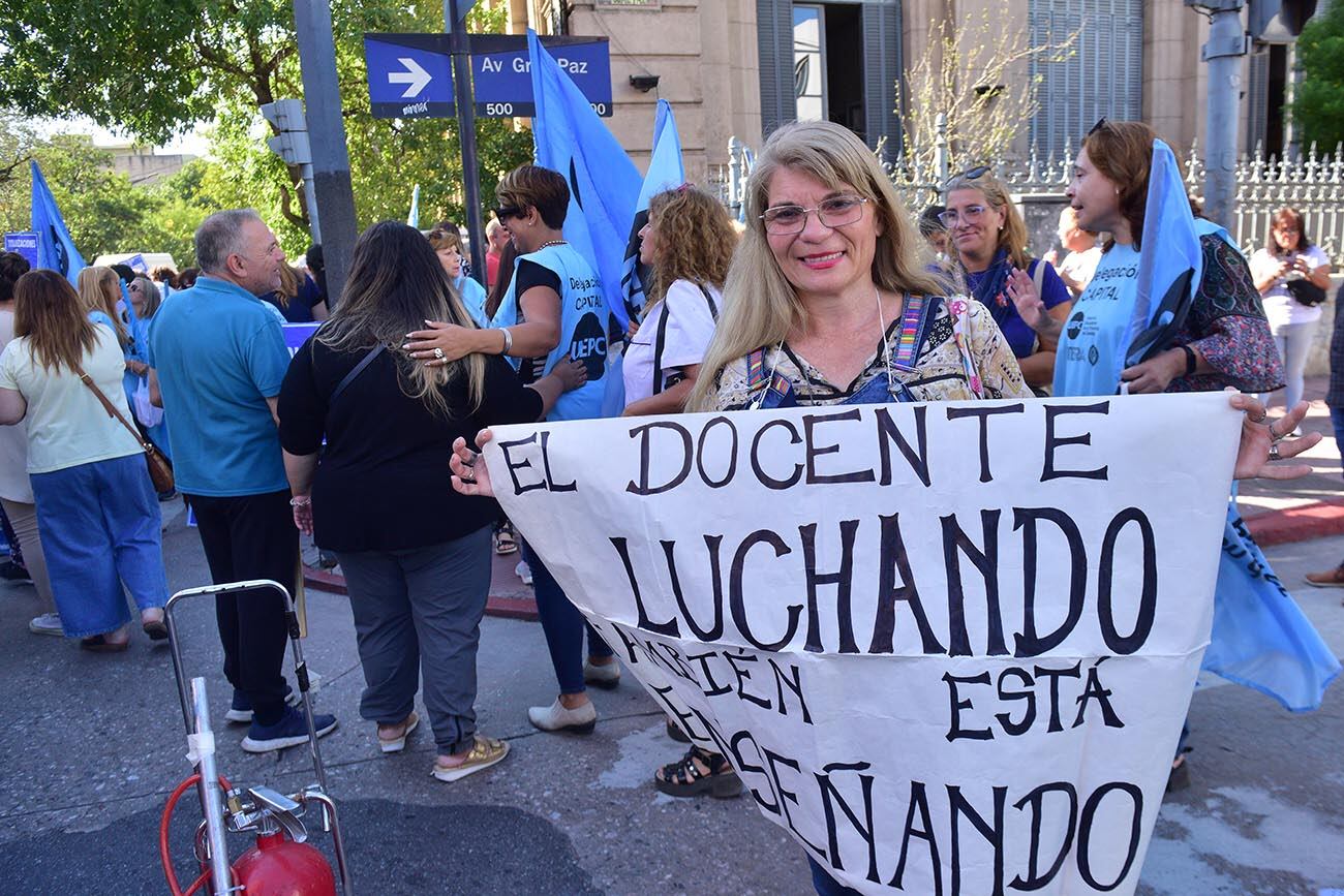 Gremio de docentes privados advierte que sin paritarias “no hay otra posibilidad” que el paro.