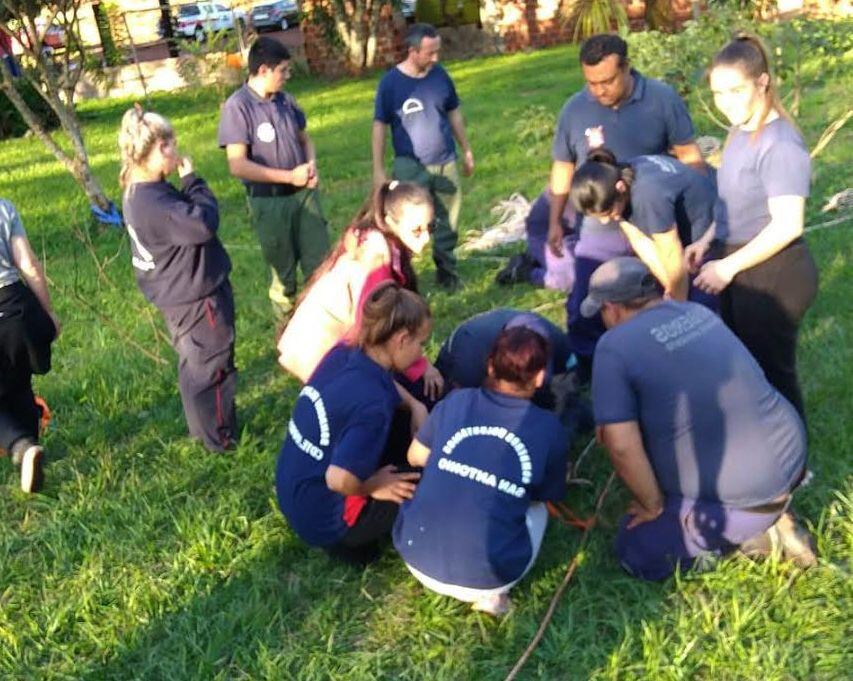 Bomberos Voluntarios se capacitación en rescate vehicular y en altura.