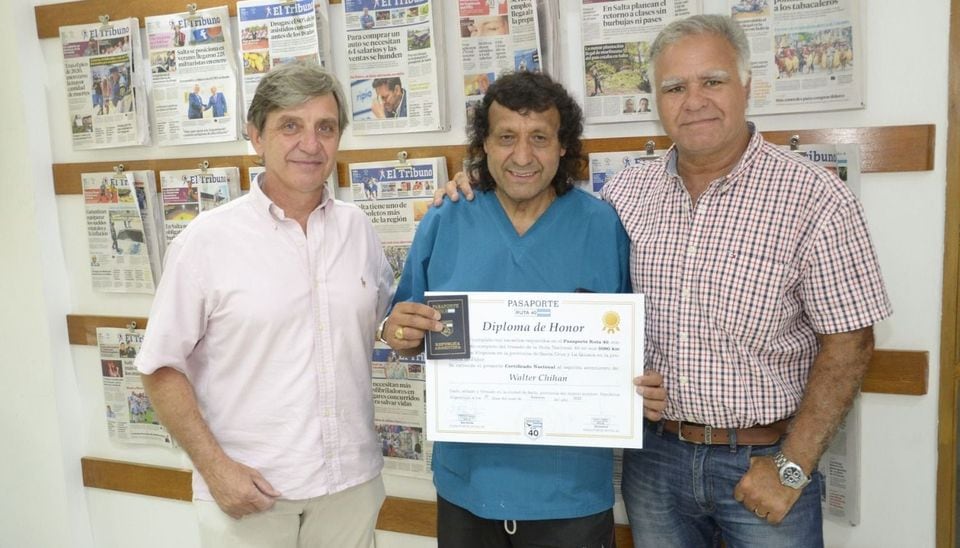 Federico Norte y Daniel Lérida junto a Walter con el pasaporte y el certificado de honor por haber recorrido la ruta 40.