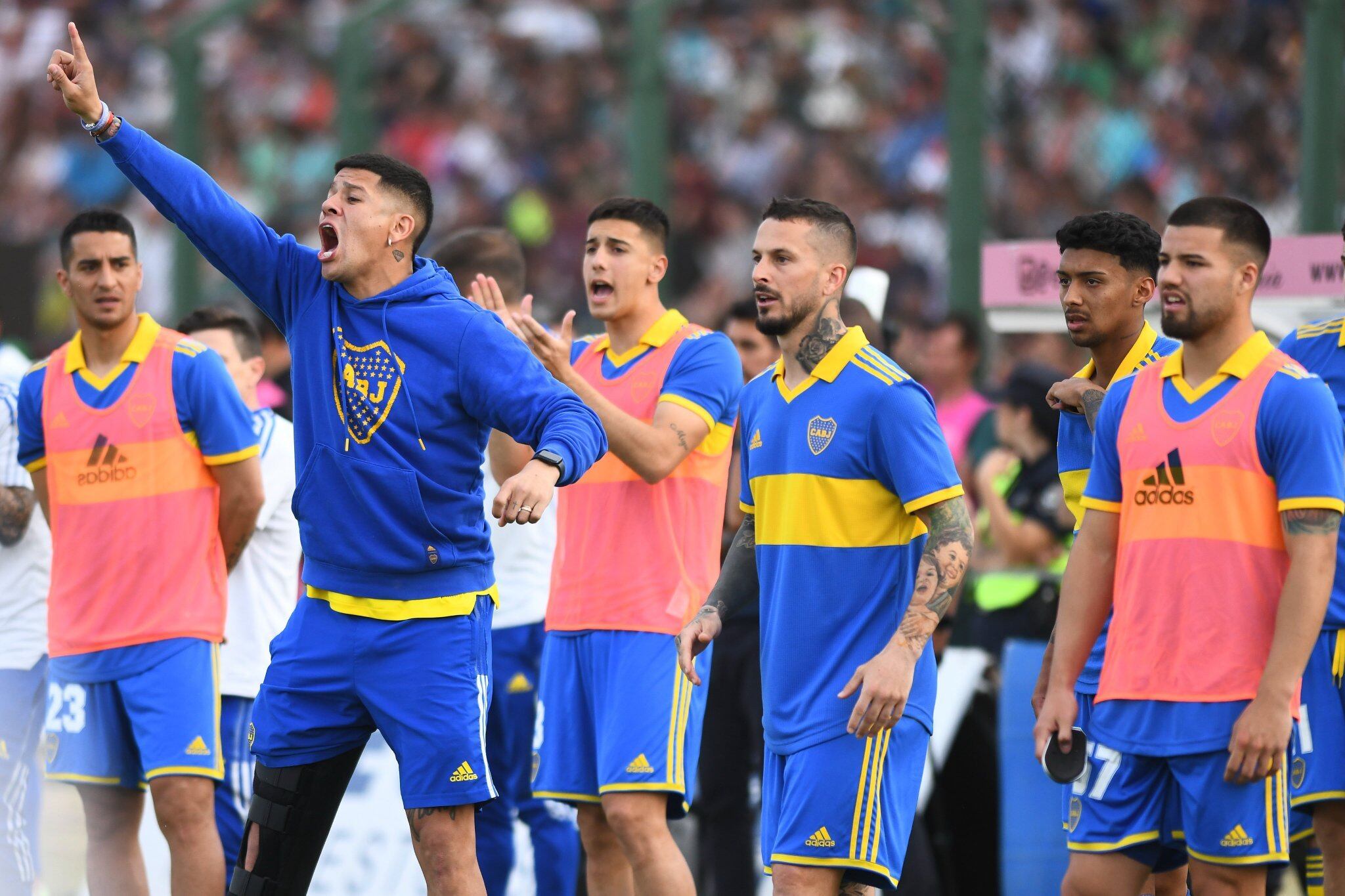 A pesar de su lesión, Marcos Rojo terminó alentando a sus compañeros al costado de la cancha. Impresionante. / Gentileza.