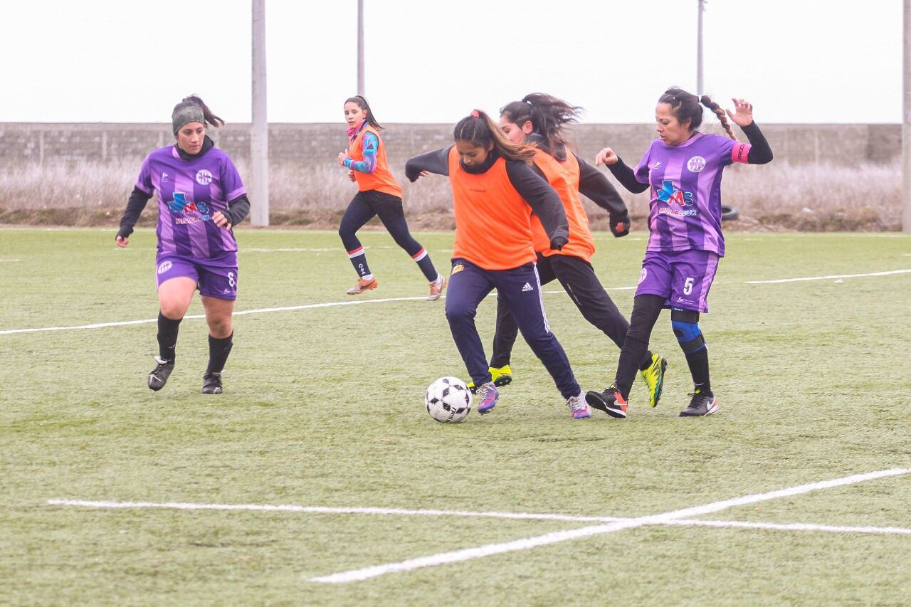 Los planteles entrenaron doble turno y las chicas jugaron un amistoso.