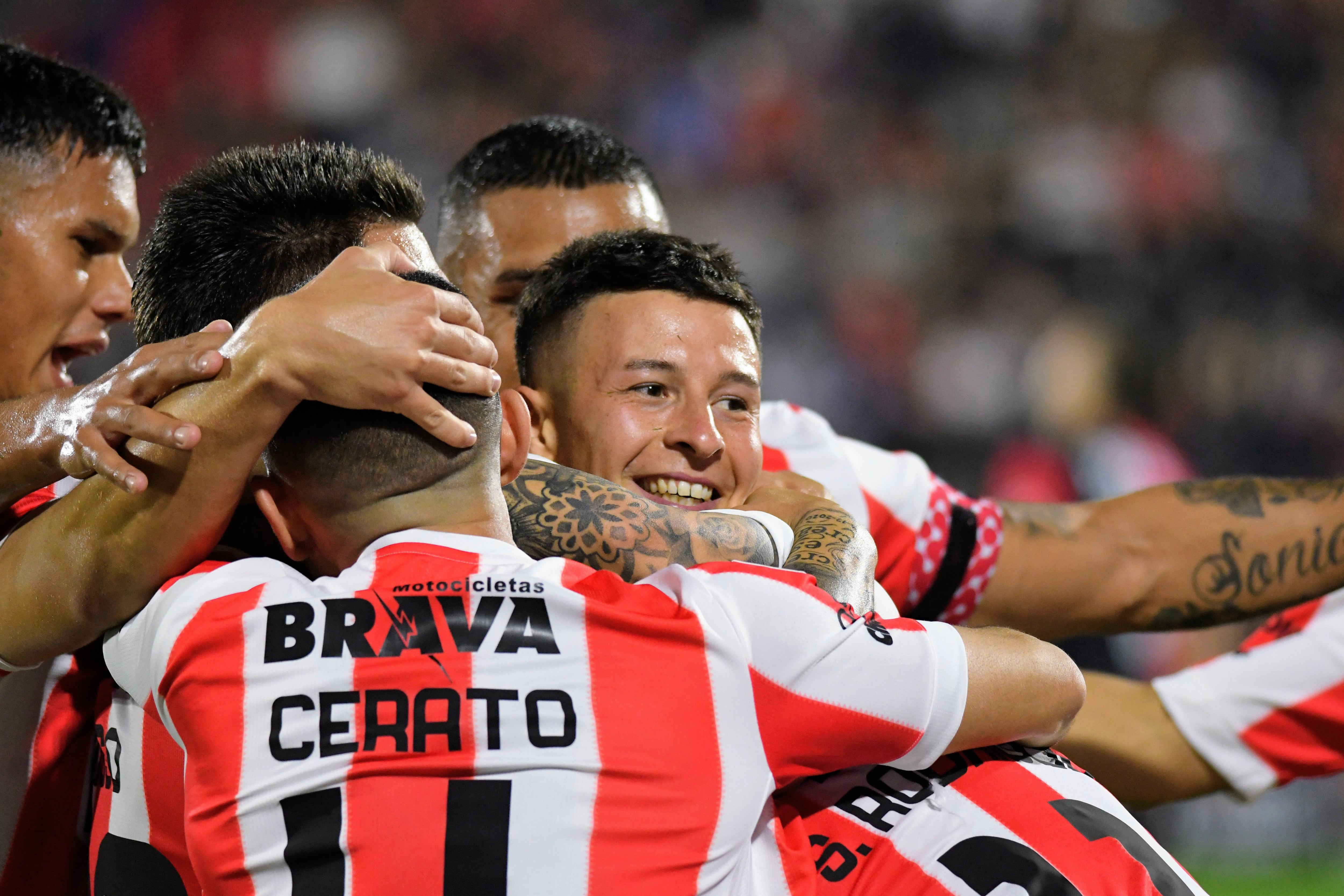 Instituto en su partido ante Newells. (Fotobaires).