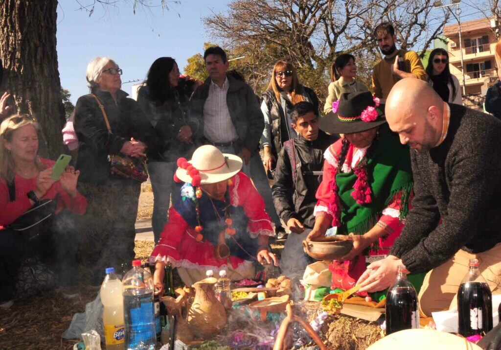 Funcionarios del municipio capitalino participando en el tributo a la Pachamama  que era guiado por copleras jujeñas.