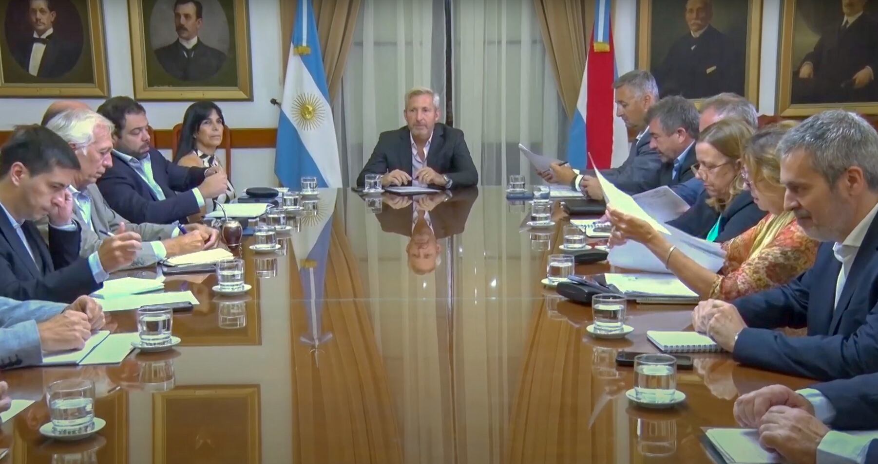 Frigerio junto a la vicegobernadora Alicia Aluani y al Gabinete provincial antes de la conferencia de prensa.