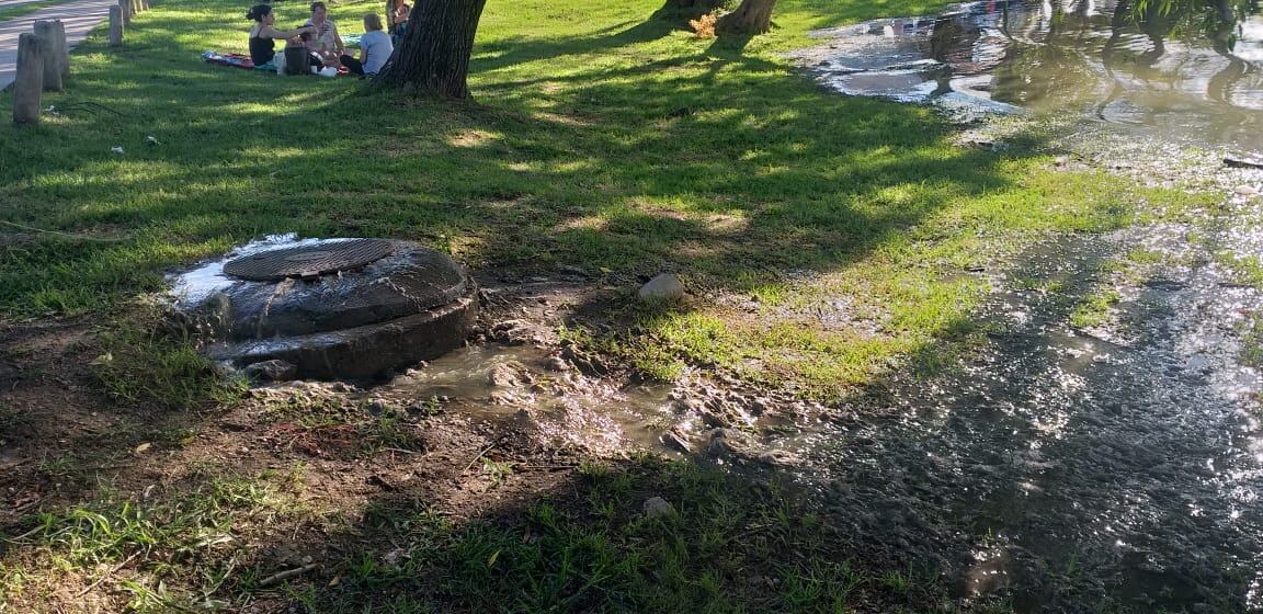 Nuevo volcamiento de líquidos cloacales detectados el pasado fin de semana en la costanera de Carlos Paz.