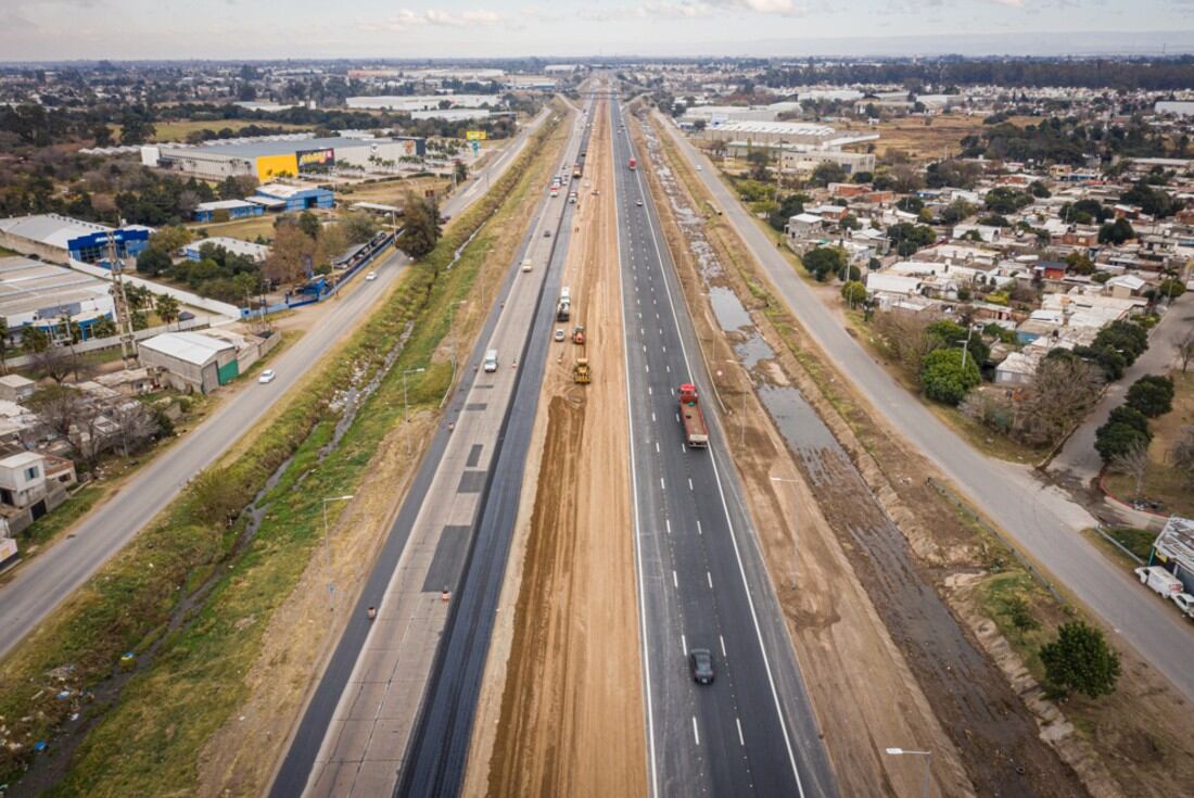 El nuevo carril tiene un ancho de 3,65 metros y una banquina interna de 1 metro.