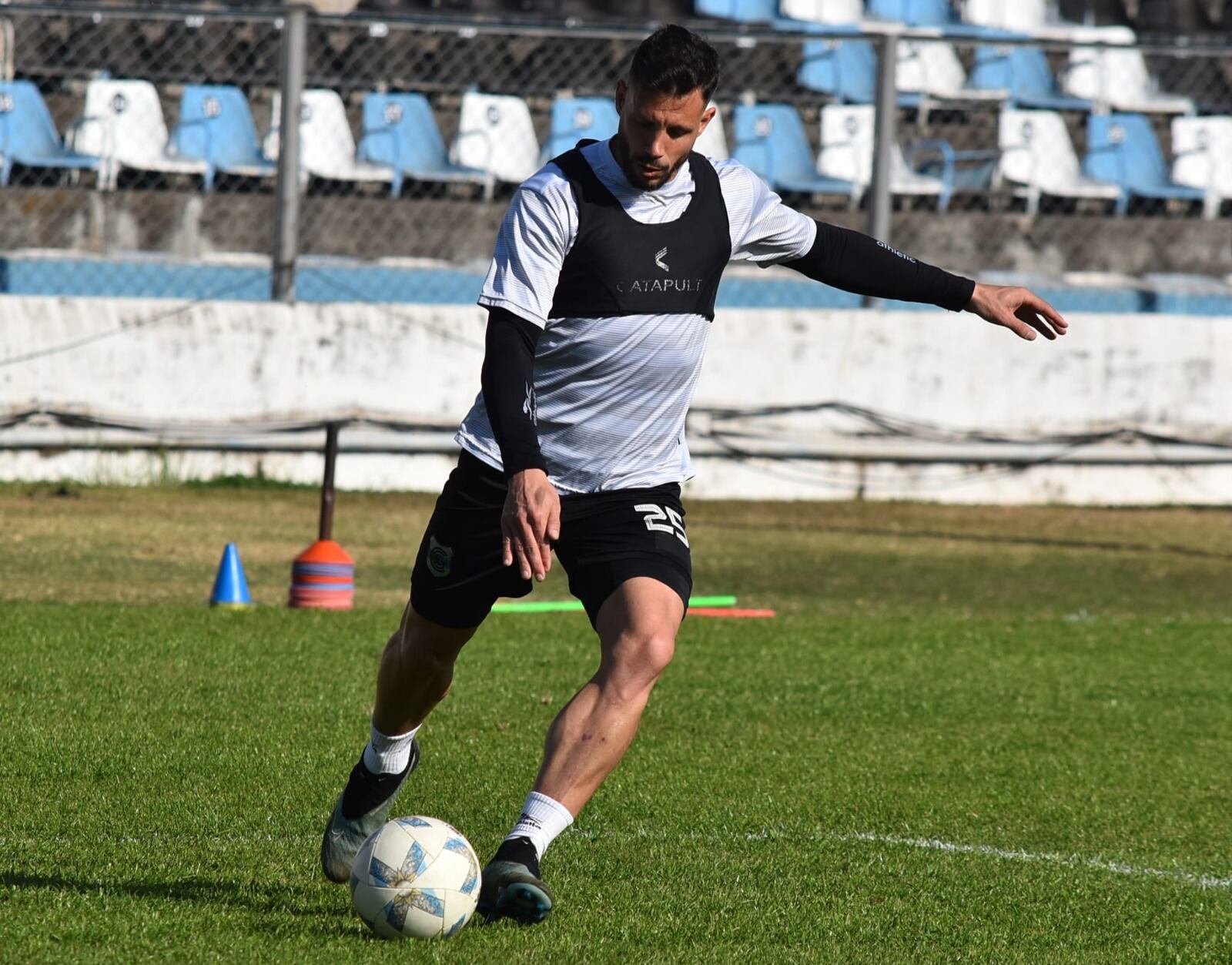 Vuelve el capitán: con su fecha de sanción purgada, Guillermo Cosaro recuperará la titularidad en este choque clave contra All Boys.