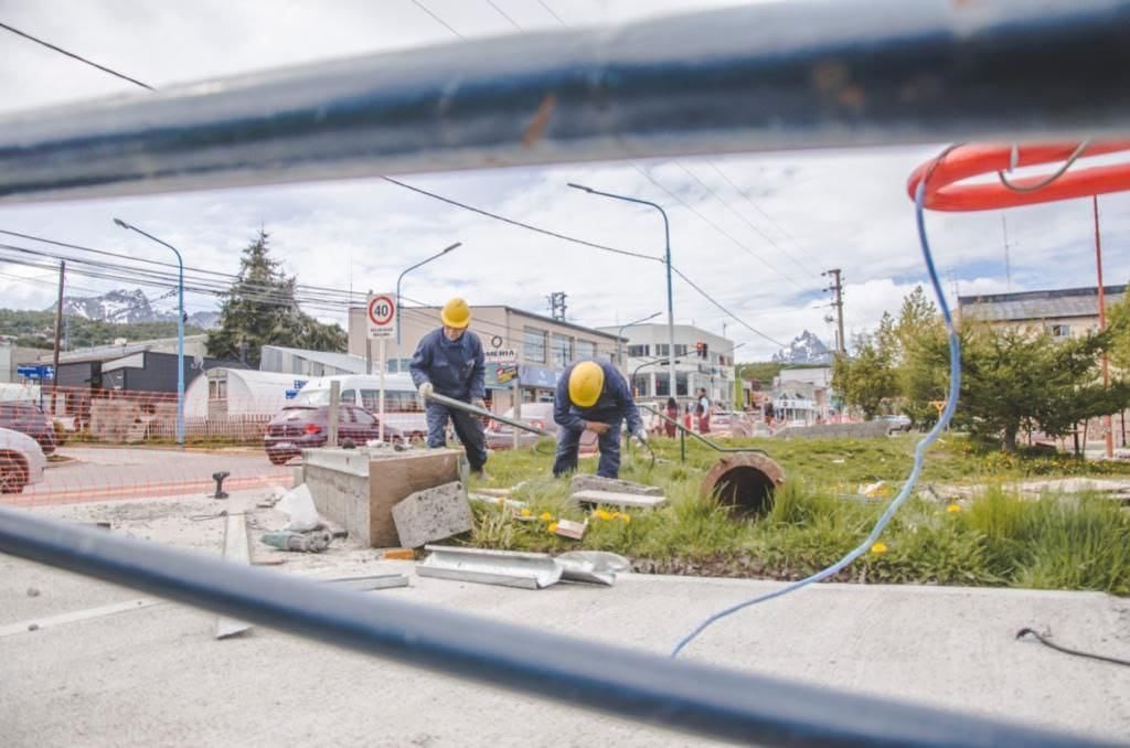 Se trabaja en la plaza de bomberos de Ushuaia.