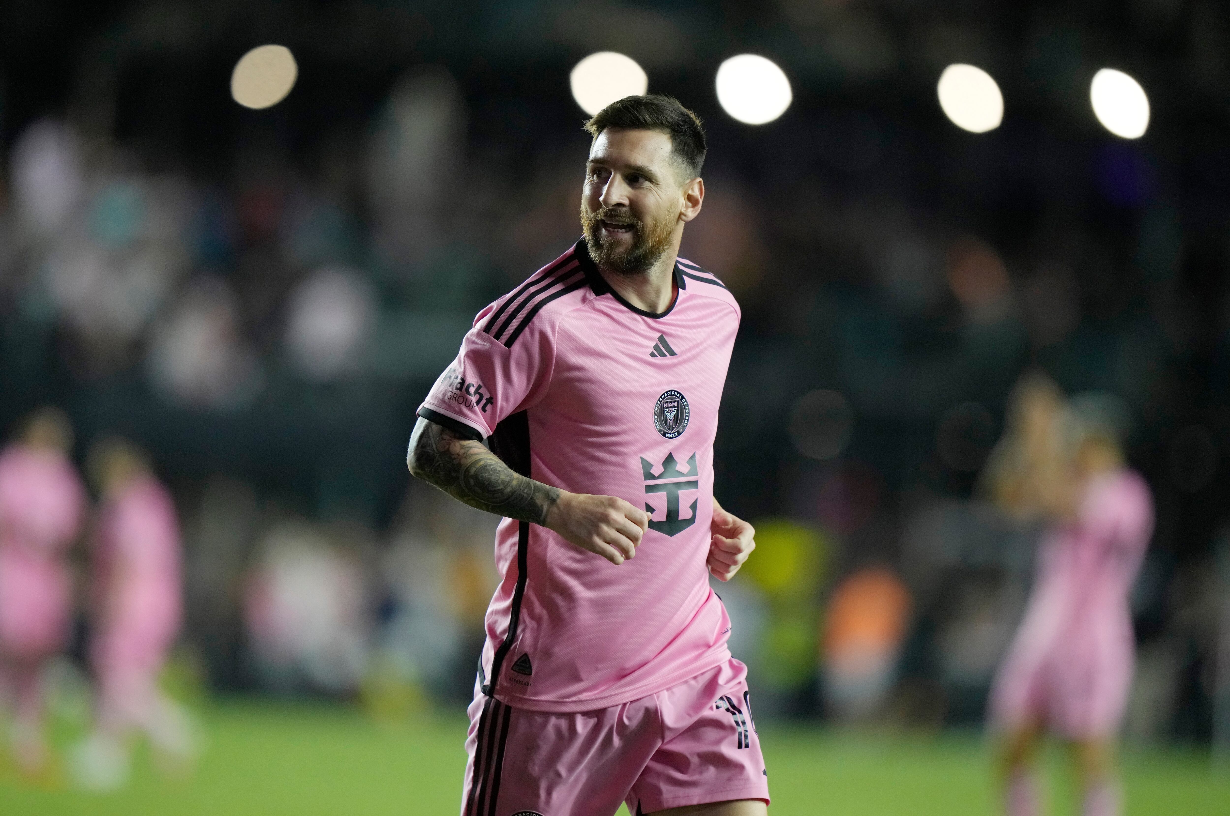 El argentino Lionel Messi, del Inter Miami, festeja un gol en el encuentro ante el Revolution de Nueva Inglaterra, el sábado 19 de octubre de 2024, en Fort Lauderdale, Florida (AP Foto/Lynne Sladky)