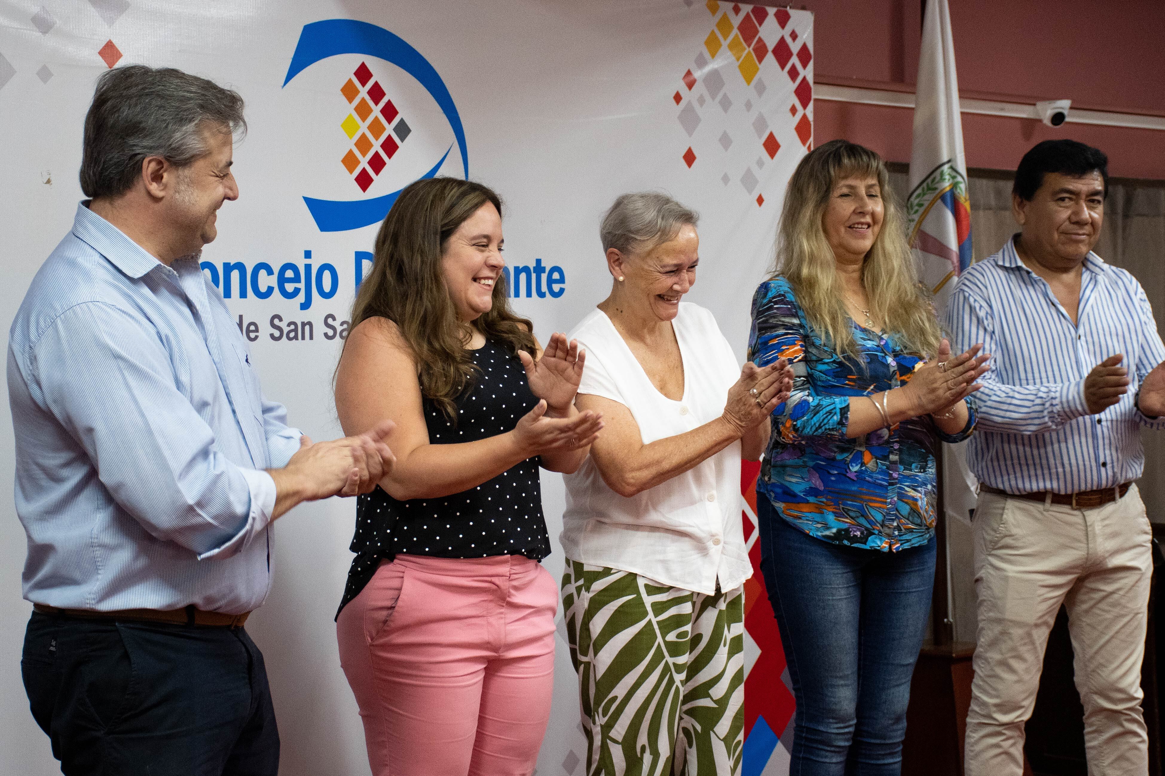 Los concejales Gastón Millón, Melisa Silva, Liliana Giménez, Blanca Ontiveros y Néstor Barrios, en la entrega de diplomas a los estudiantes jujeños.