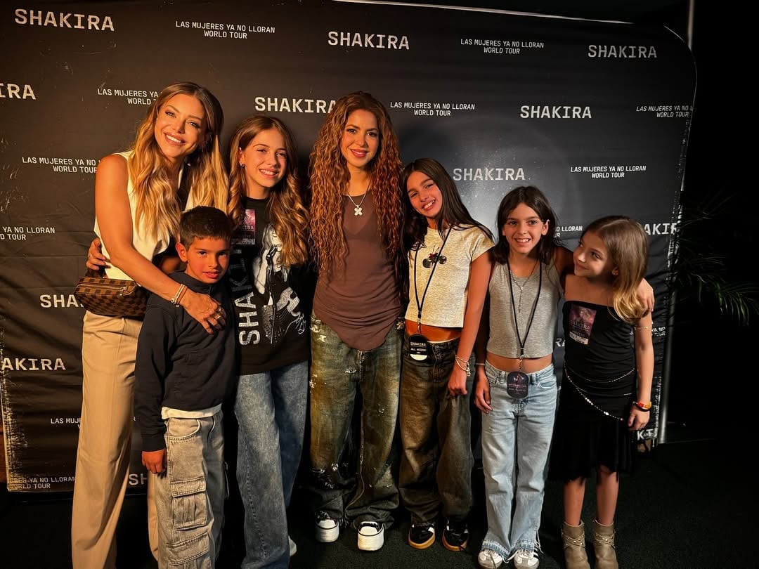 En México, Evangelina Anderson y sus hijas disfrutaron del increíble show de Shakira desde el sector VIP