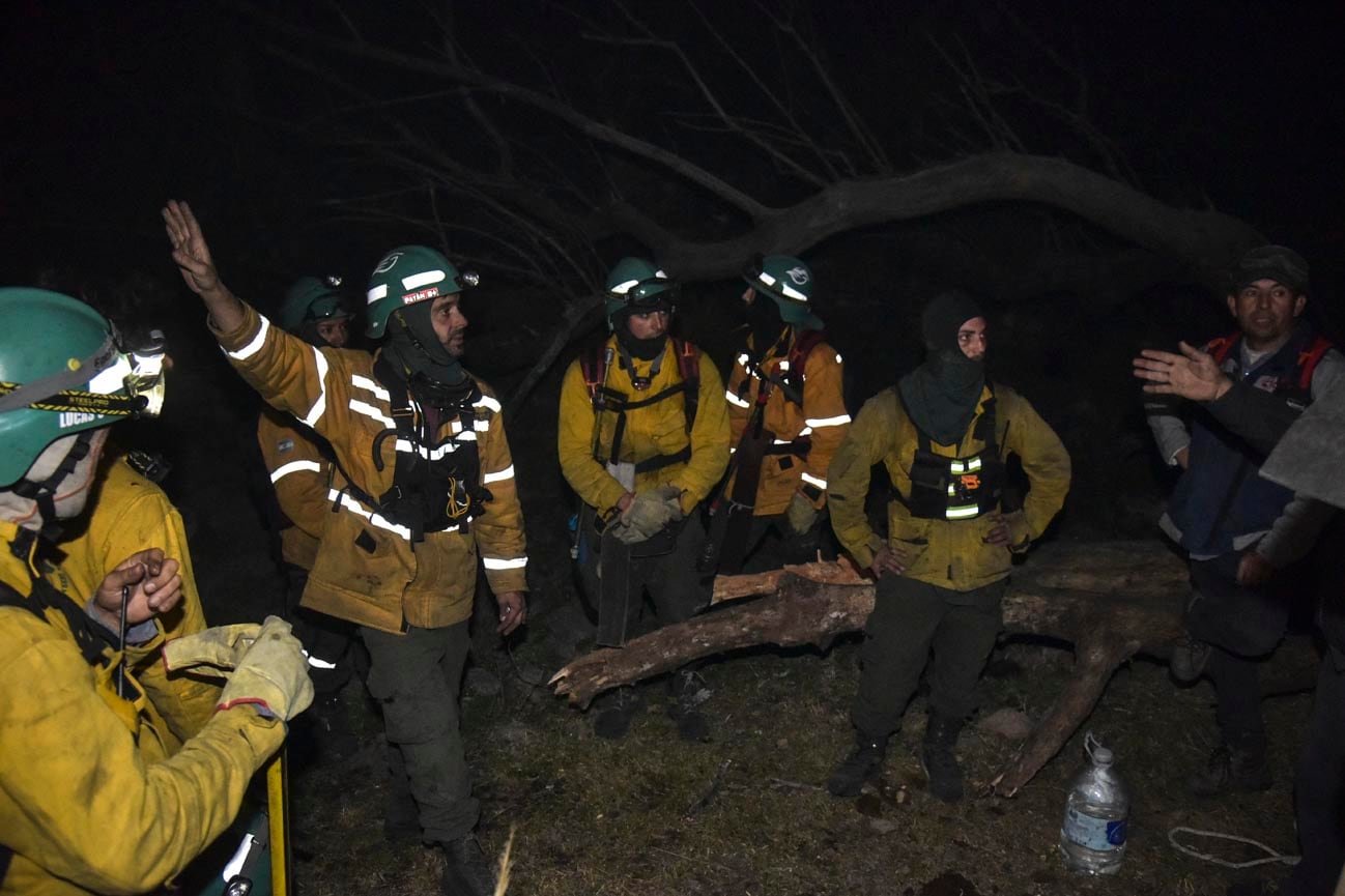 Incendios en la zona cercana a Candonga, Sierras de Córdoba. Brigadistas y baqueanos ingresan a caballo al monte para llegar al frente del fuego. (Facundo Luque / La Voz)