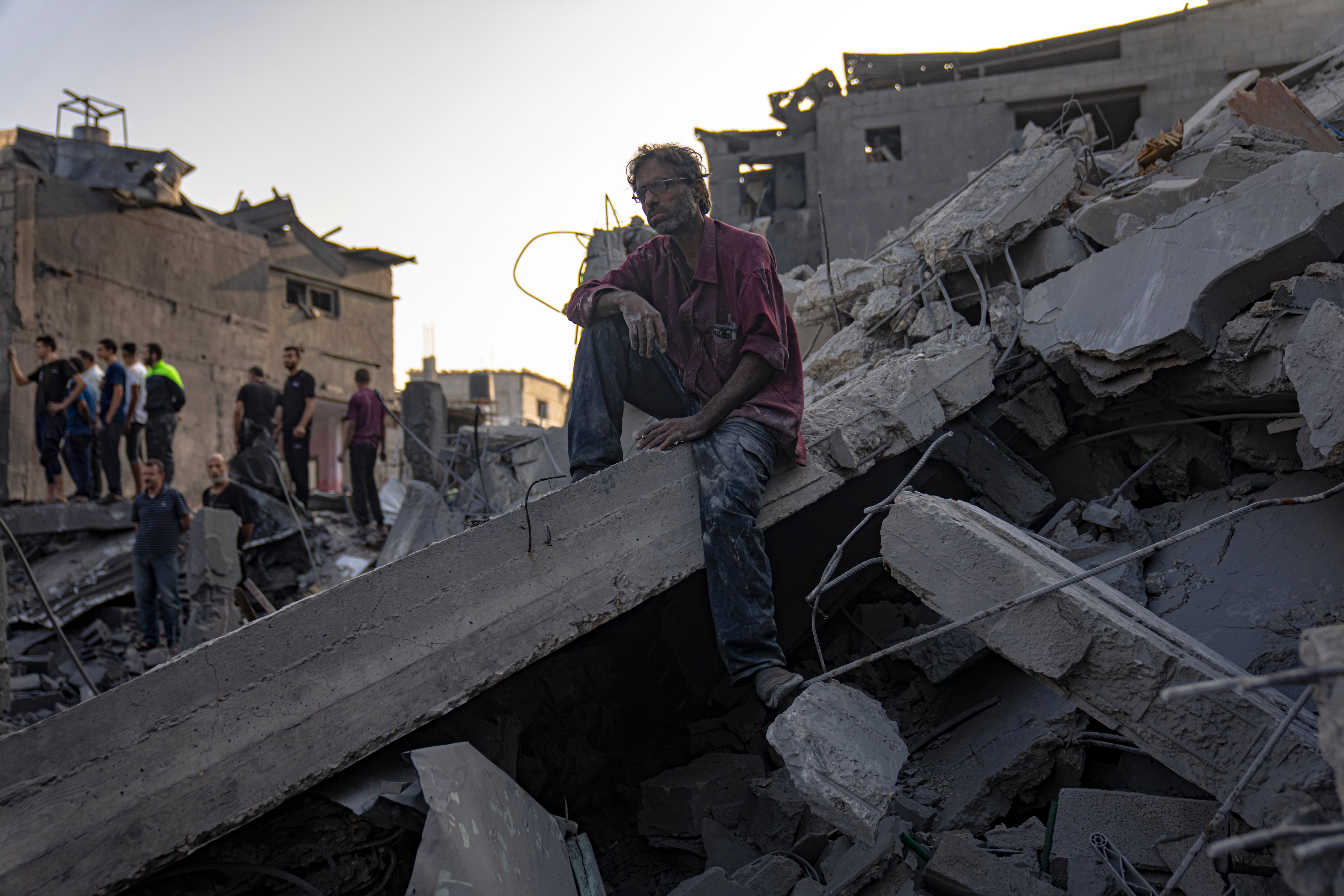 Palestinos buscan sobrevivientes de un bombardeo israelí en el campo de refugiados de Maghazi, en la Franja de Gaza, el domingo 5 de noviembre de 2023. 