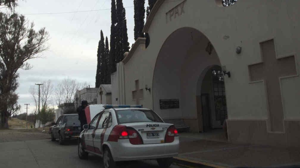 El hombre fue encontrado sin vida en el cementerio de Alta Gracia. (La Voz).