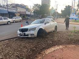 Circulaba ebrio en un auto importado, chocó y se negó a hacer el test de alcoholemia.