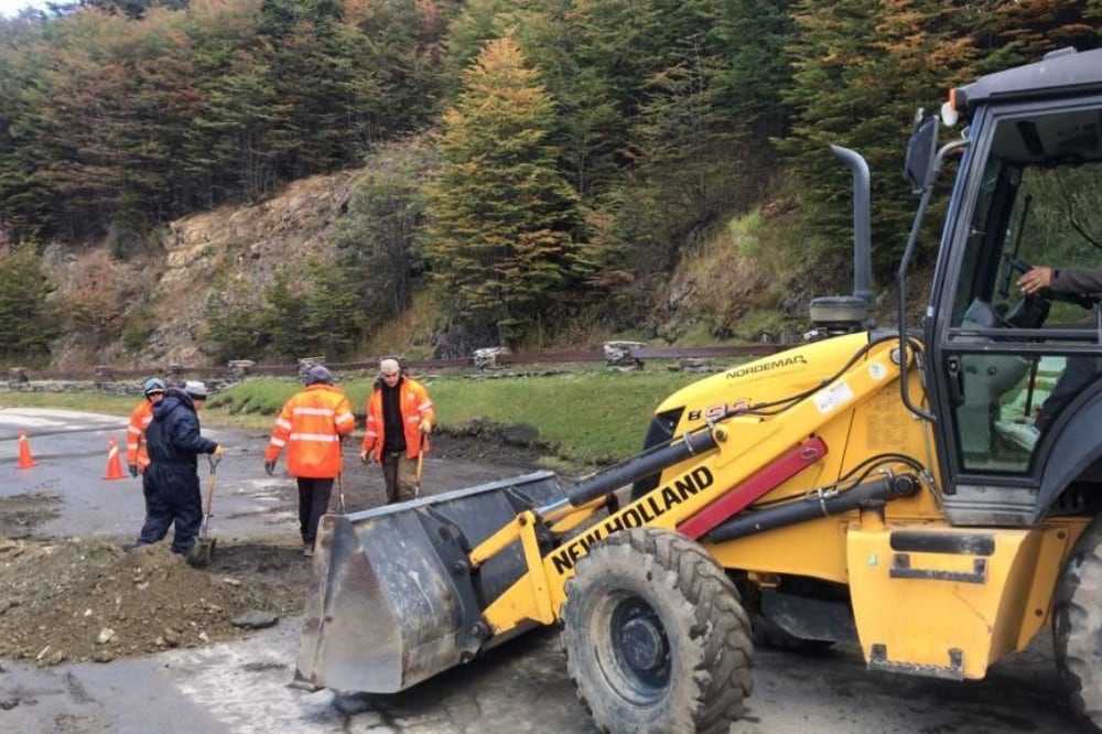 Se realizan trabajos viales en el camino al Glaciar.