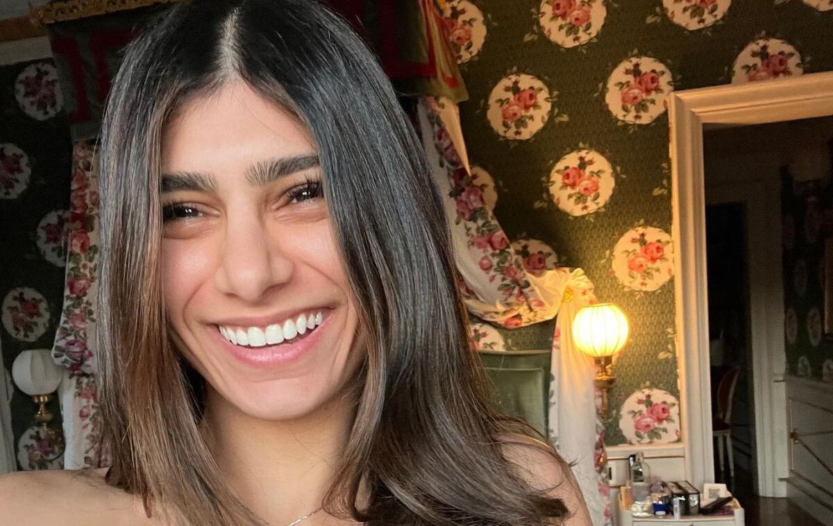 Mia Khalifa lució una remera de red oversize y paseó por Nueva York