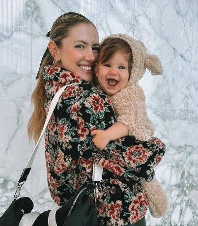 Stephanie Demner junto a Baby Ari.