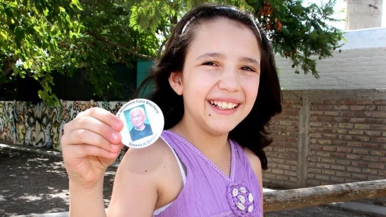 Camila Brusotti con una estampita de San Juan Gabriel Brochero en su casa de San Juan. Mariano Arias/La Nación