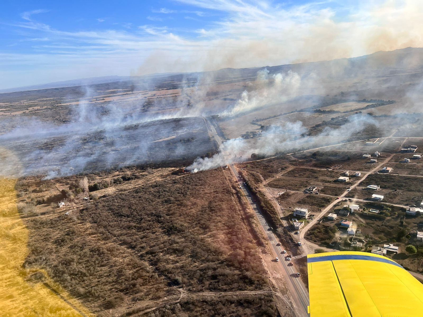 En la zona sur de Villa Tulumba trabajan dos dotaciones de bomberos y dos aviones hidrantes. (Gentileza)