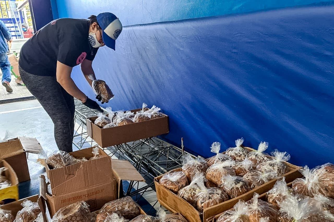 La municipalidad entregó 2.200 cenas navideñas a familias asistidas por la pandemia.