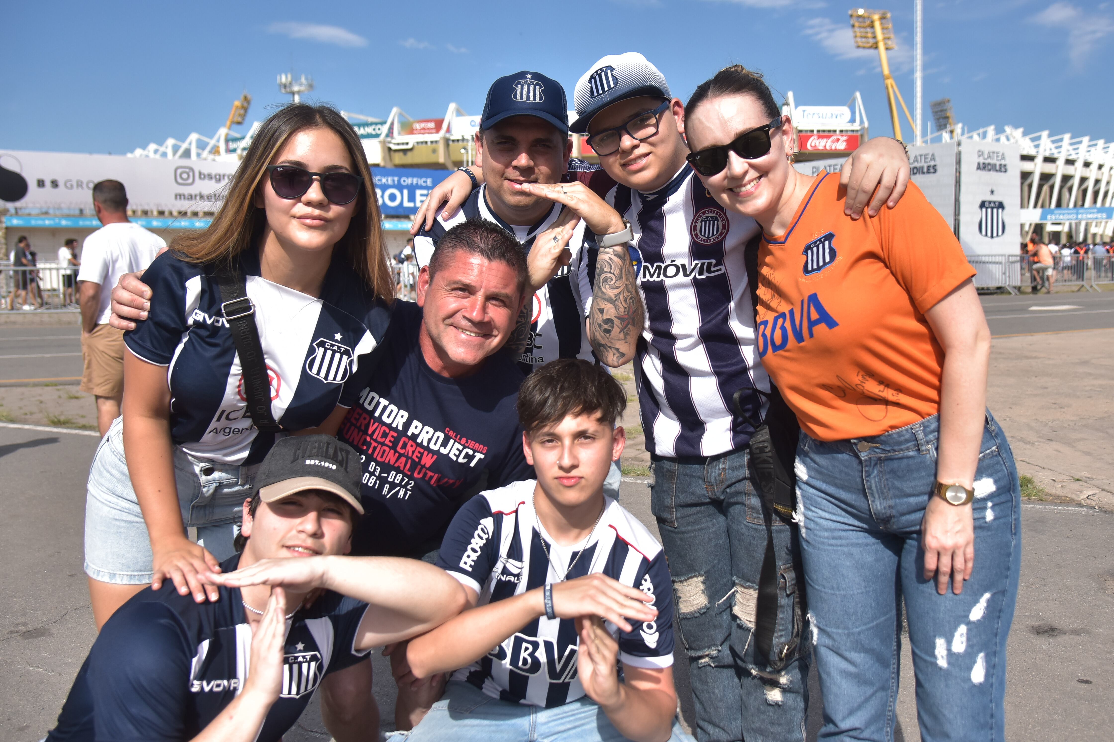 Hinchas de Talleres en la previa al partido contra Independiente en el Kempes. 