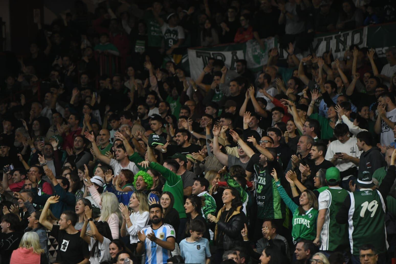 Atenas enfrentó a Racing de Chivilcoy en el Polideportivo Carlos Cerutti por la final de la Liga Argentina de básquet. (Facundo Luque / La Voz)