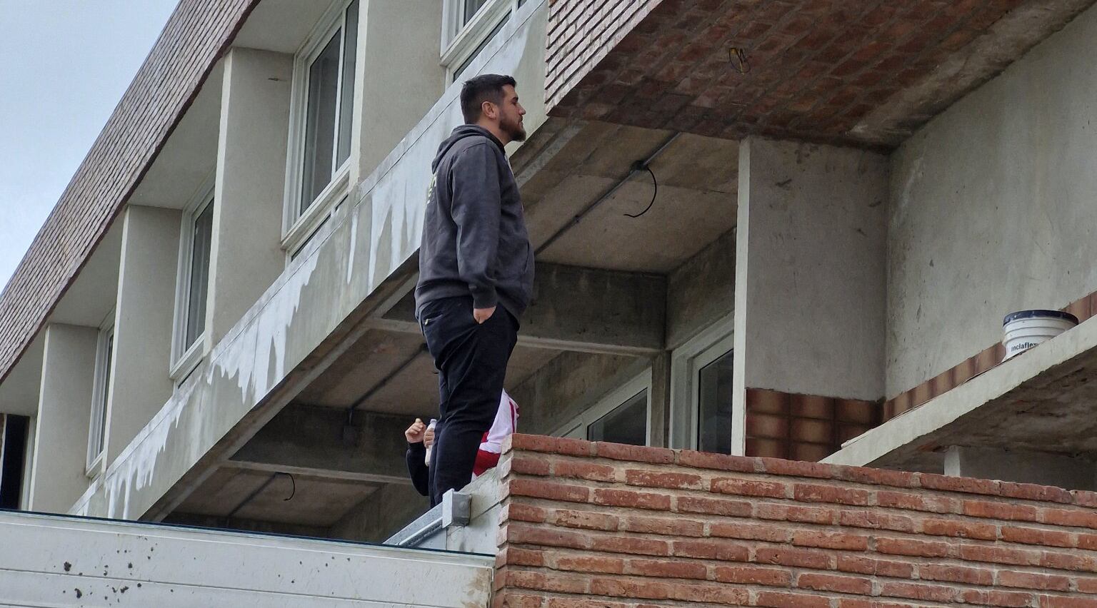 Juan Cavagliatto recorriendo las obras en La Agustina. (La Voz).