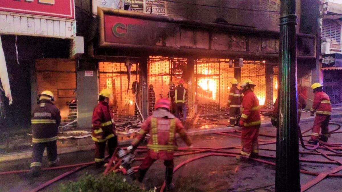 Incendio en el Mercado de pulgas de Salta: se difundieron videos e impactantes imágenes del momento
