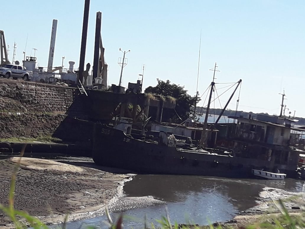 En la imagen un sector abandonado del puerto correntino sobre un extremo del Parque Mitre.