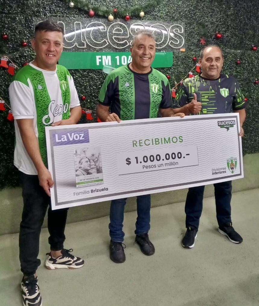 Lucas Lucero, Secretario de actas de actas, el Doc Vichi Brizuela y Walter Mariño, Presidente del club Bella Vista; en la entrega del cheque en Radio Sucesos.