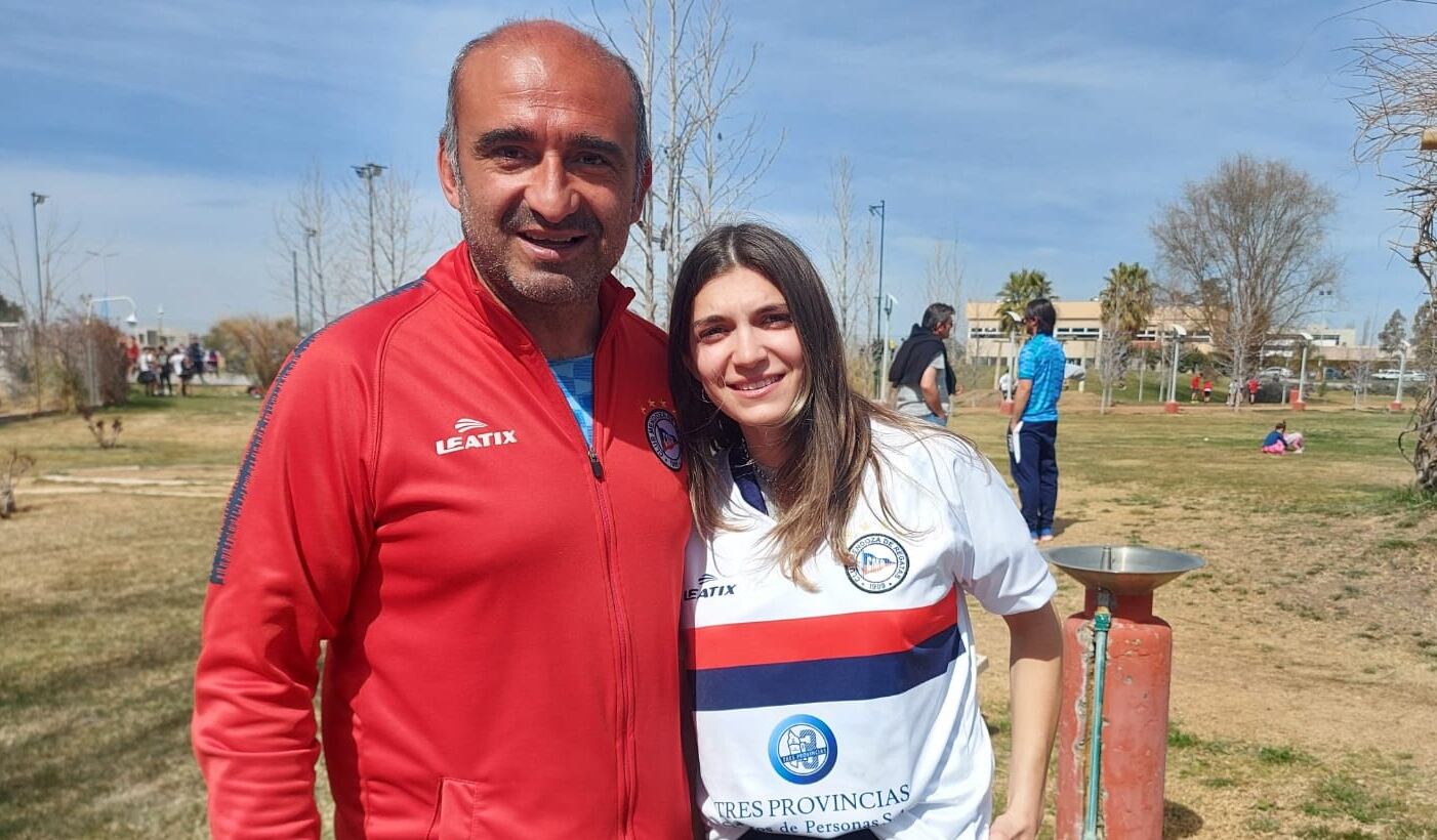 Martín Romero, coordinador general de Futsal del Club Mendoza de Regatas junto a la jugadora Agustina Delugan presentando la nueva indumentaria en El Torreón.