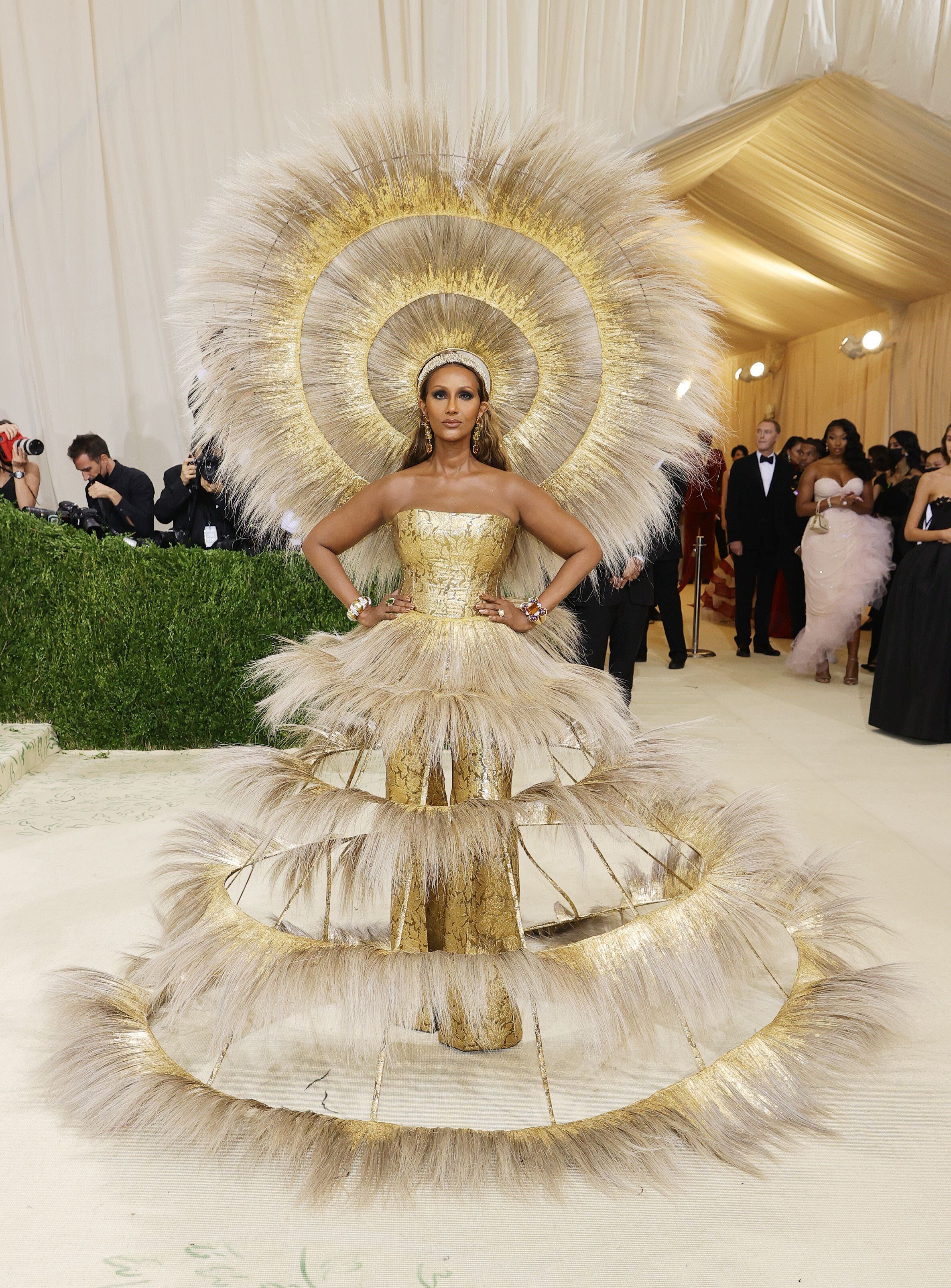 La modelo deslumbró con su traje repleto de plumas.