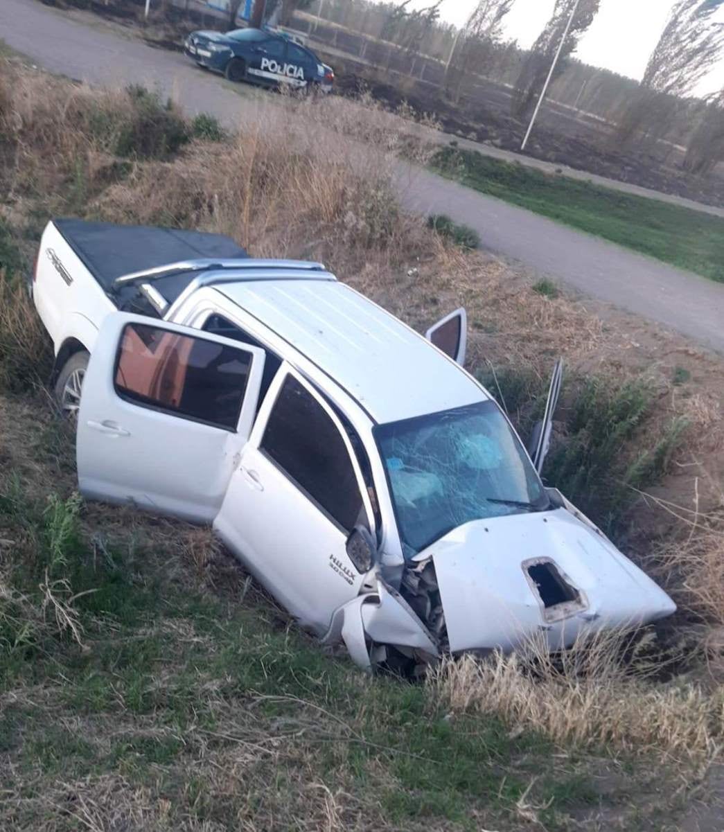 Así quedó la Toyota Hilux que chocó en General Alvear.