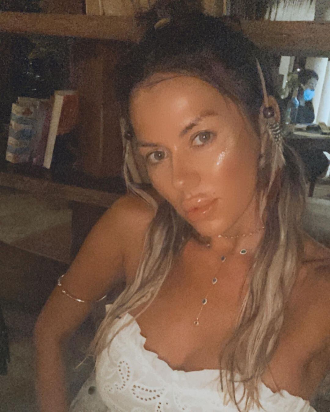 Karina Jelinek lució su bronceado desde el Caribe