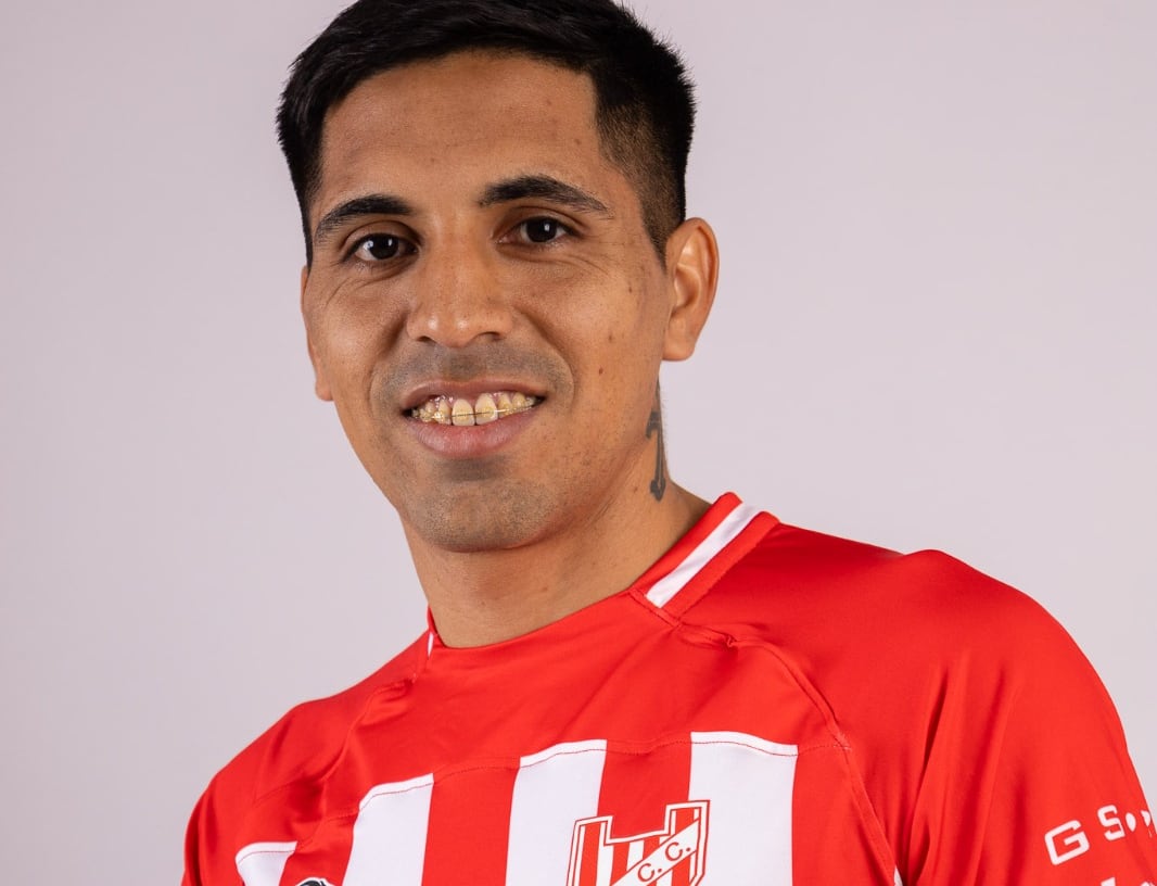 Jonás Acevedo posa con la camiseta de su nuevo club, Instituto. (Prensa IACC).