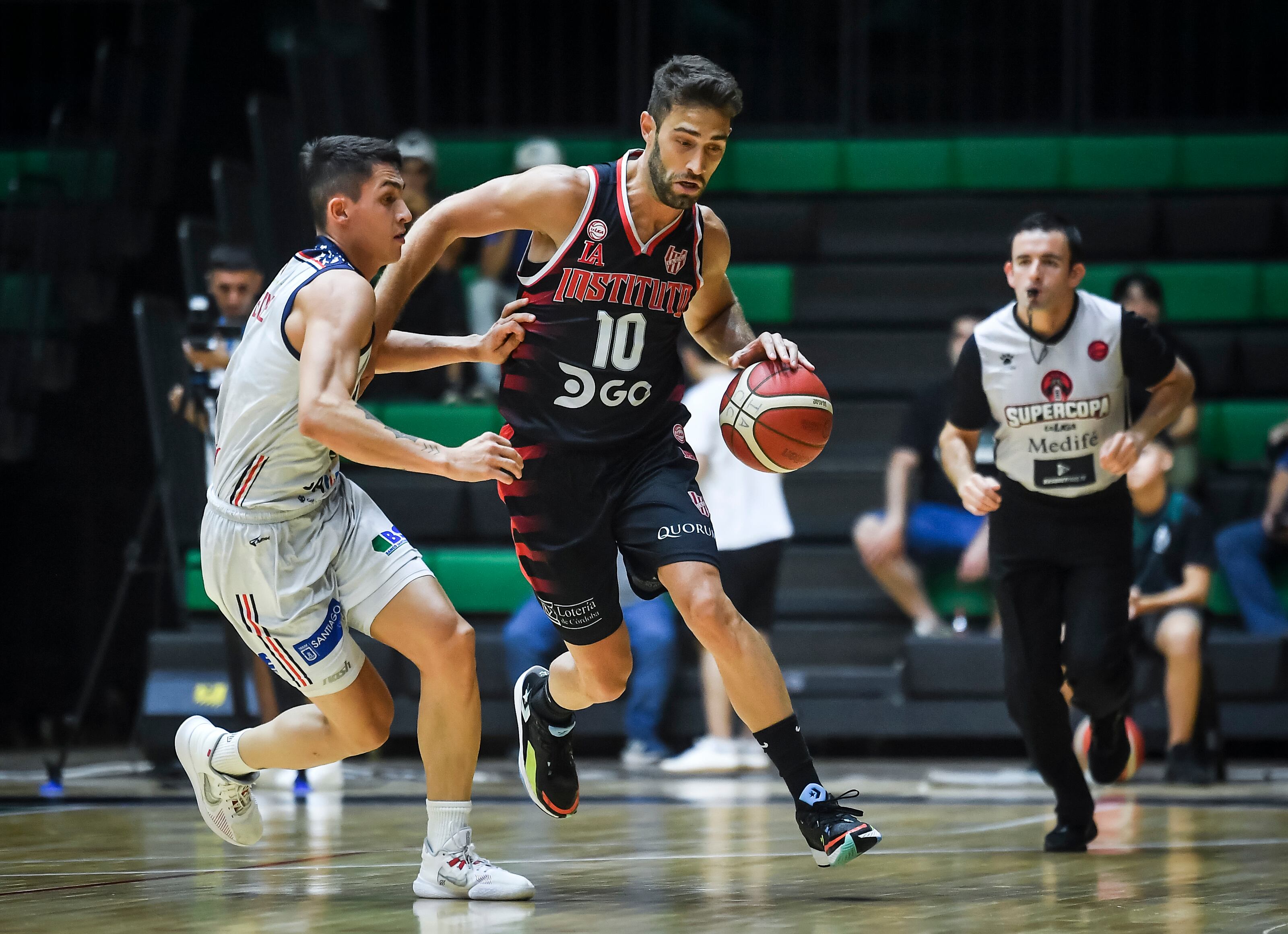 Duelo de bases en la final de la Supercopa de la Liga entre Nicolás Copello de Instituto y cordobés Franco Baralle con la camiseta de Quimsa. (Marcelo Endelli / Liga Nacional)