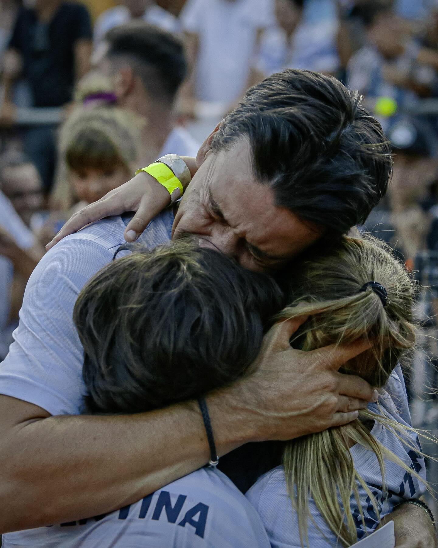 El capitán argentino quedó conmovido a la hora del abrazo con sus hijos Thiago y Delfina.