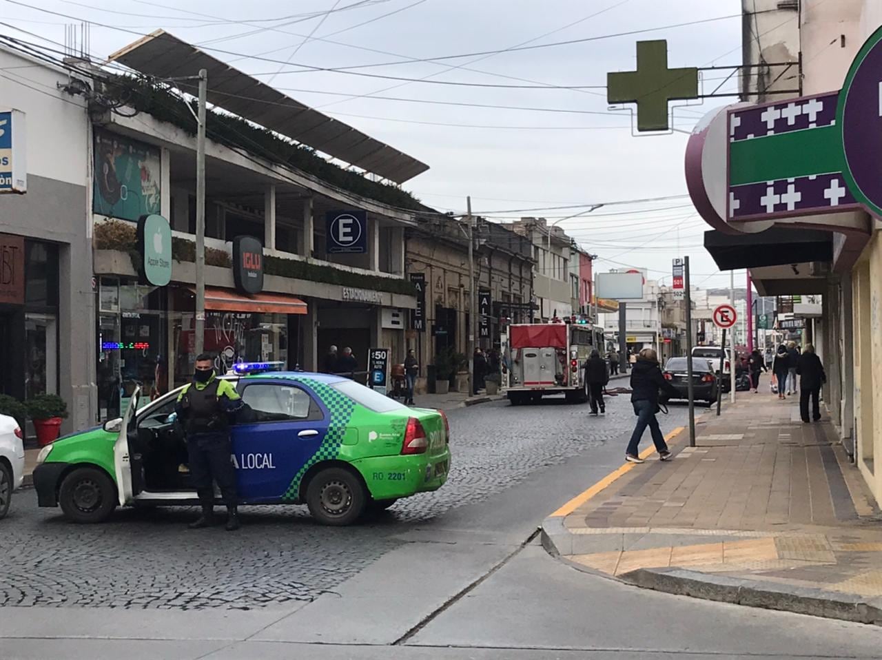 Operativo en el centro de la ciudad por un foco de incendio en un local comercial.