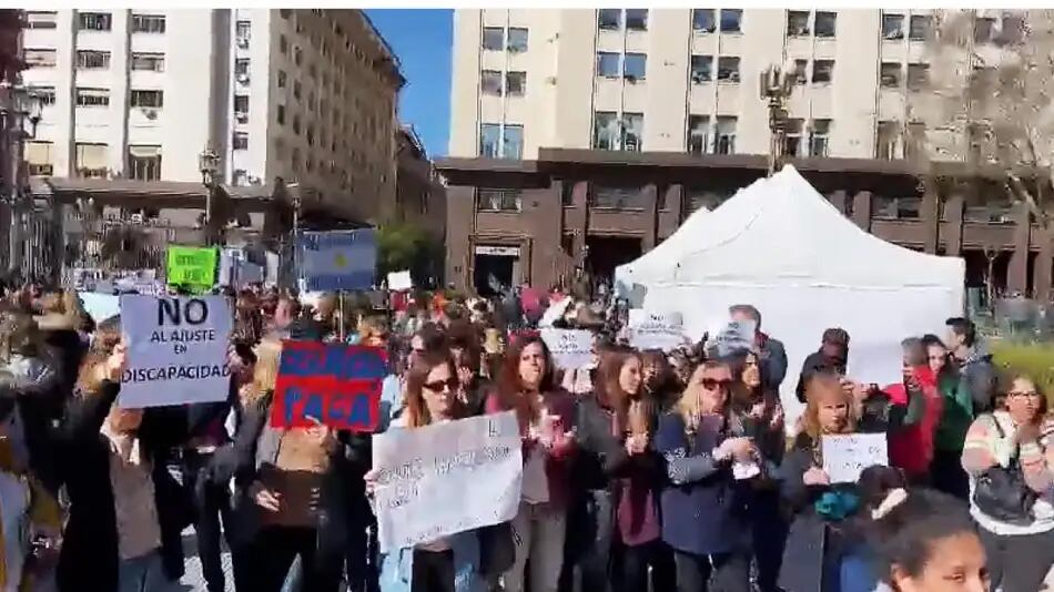 La manifestación por parte de personal de salud y padres de chicos con discapacidades en Plaza de Mayo.