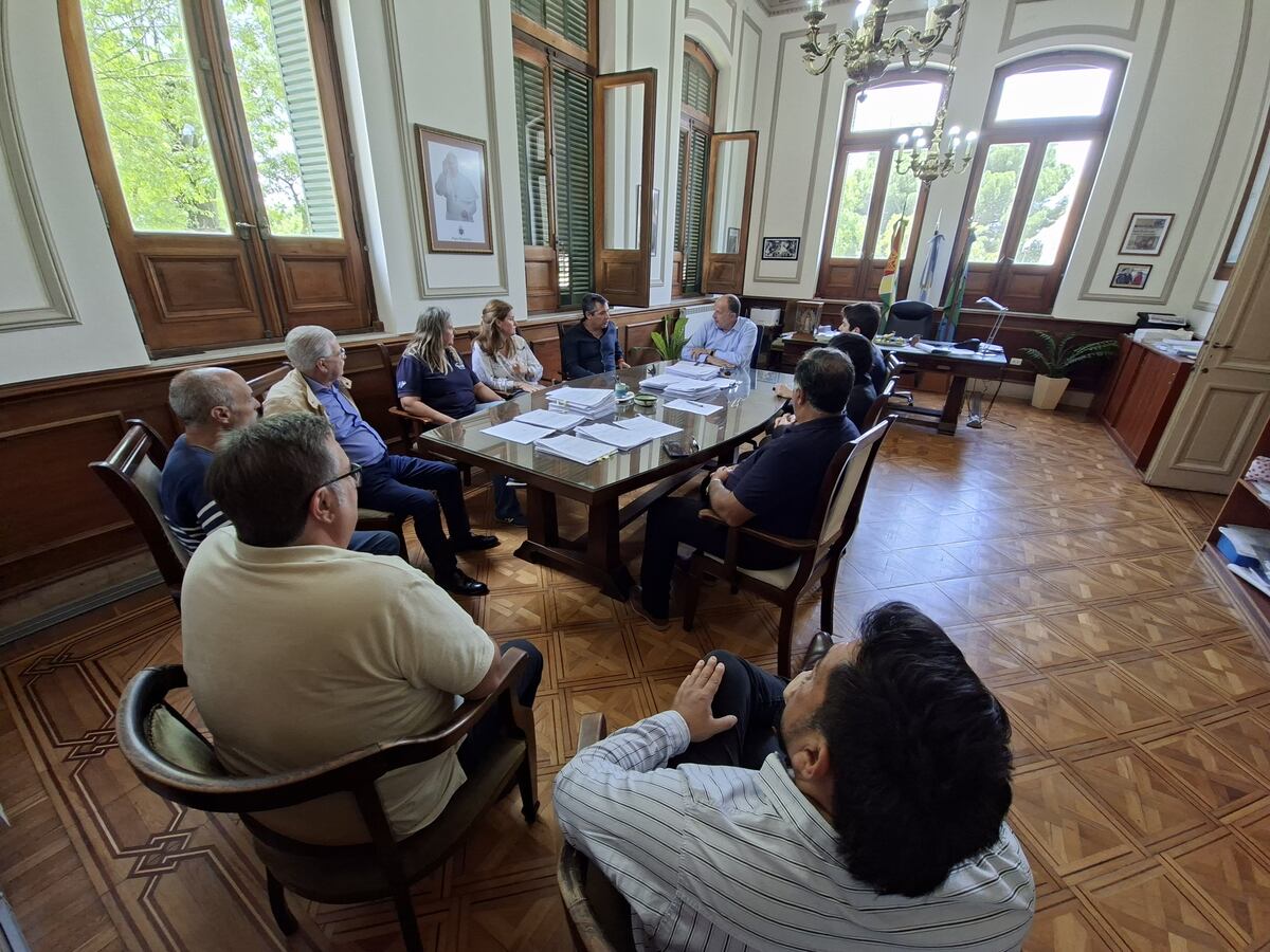Reunión entre el Intendente Pablo Garate y representantes empresariales para impulsar los vuelos comerciales