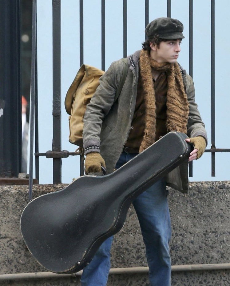 Timothée Chalamet  como Dylan y viola en mano. (MEGA/ ET)