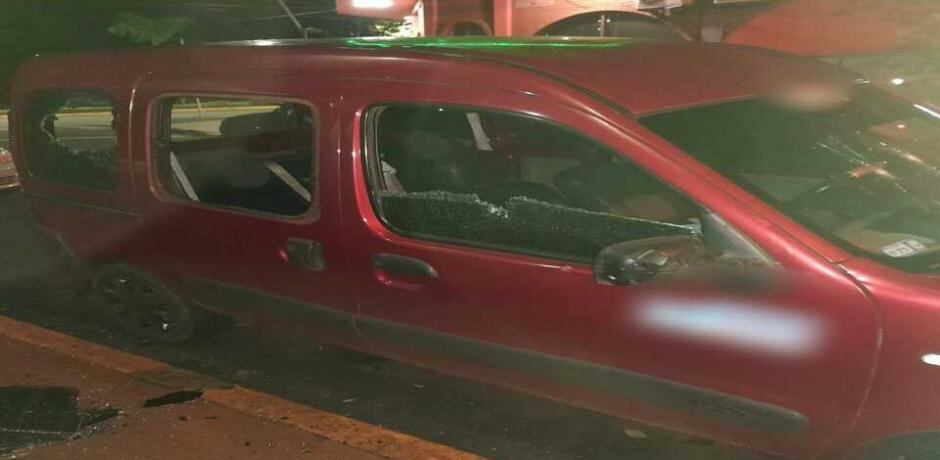 Violencia contra un taxi terminó con tres detenidos.