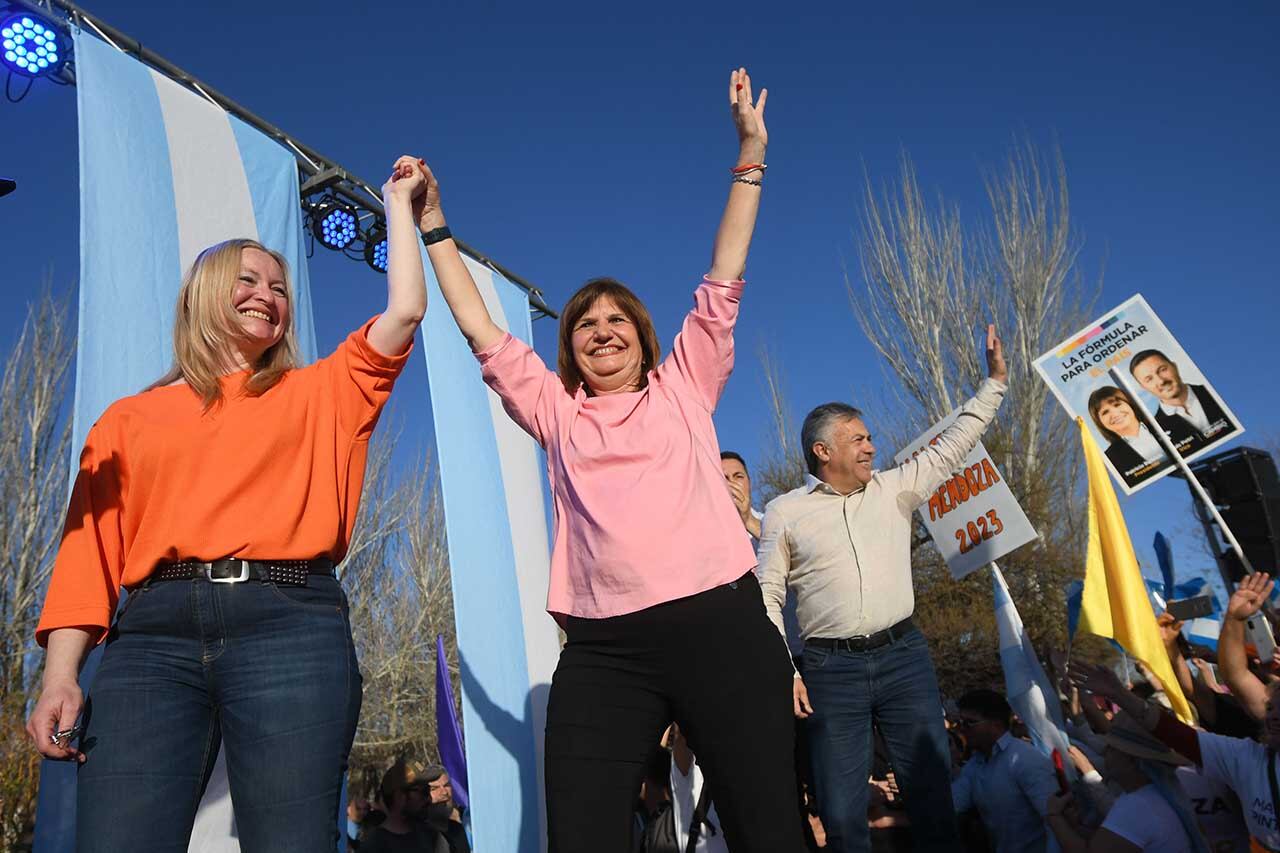 Patricia Bullrich precandidata a Presidenta de la nación vistó la provincia de Mendoza y estuvo en un acto en el parque Benegas de Godoy Cruz 
Hebe Casado junto a Patricia Bullrich llegando al escenario, detrás Alfredo Cornejo
 
Foto: José Gutierrez / Los Andes