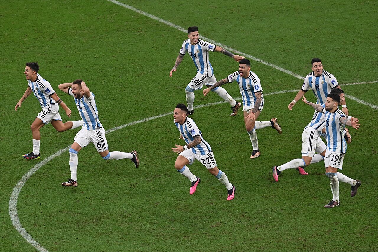 Los futbolistas salen a la carrera para festejar el campeonato.