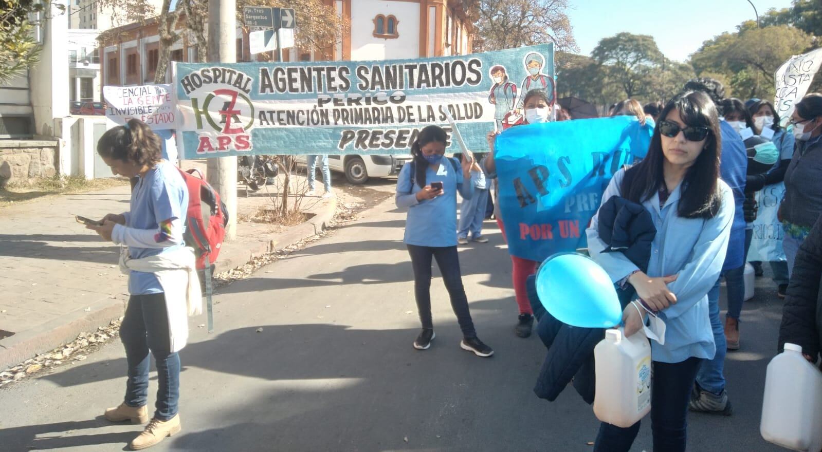 Trabajadores de diferentes áreas, en particular del sistema de salud, se movilizaron respondiendo a la convocatoria de APUAP.