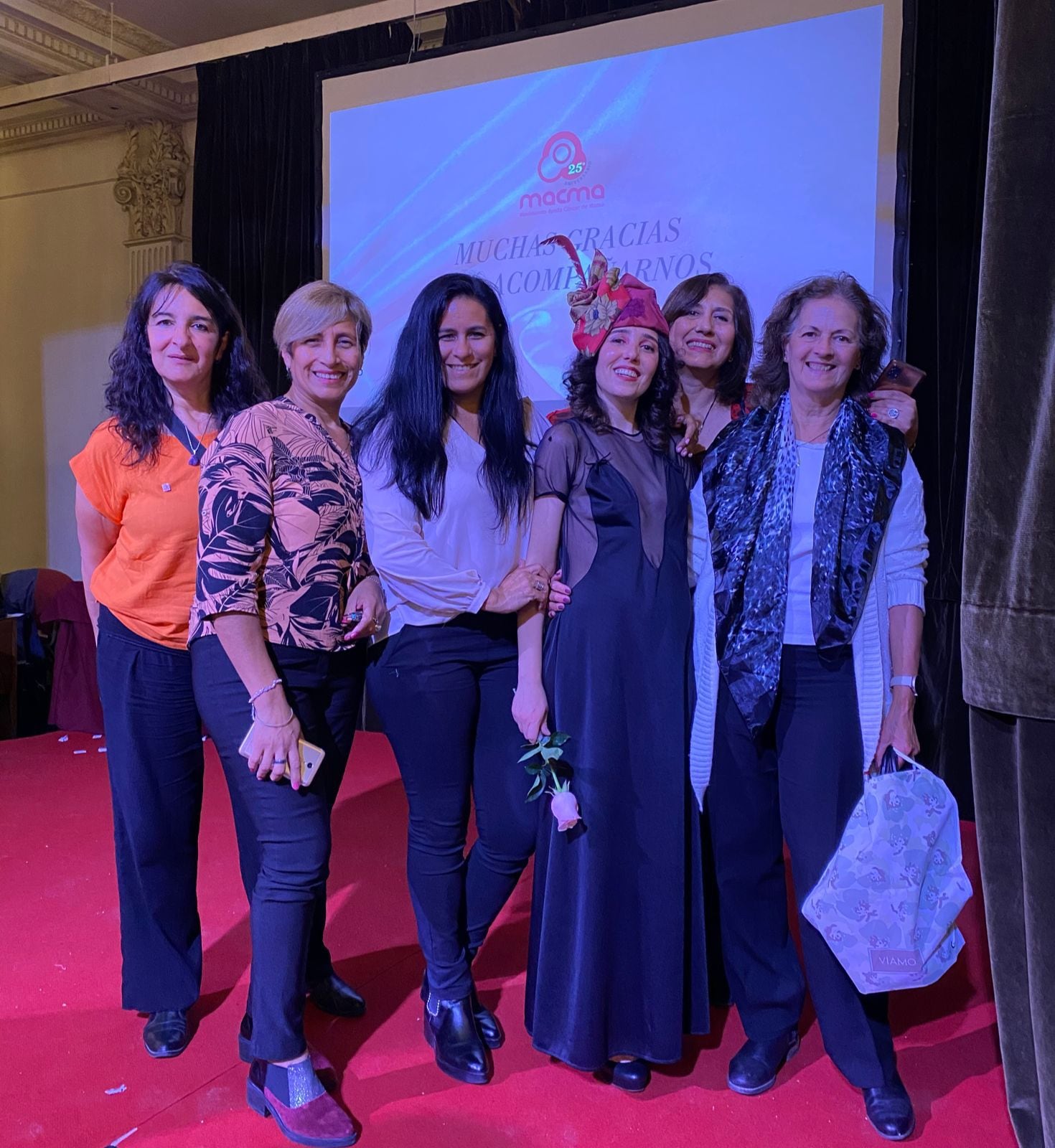 Desfile rosa junto a sus compañeras de Rosas del Plata.