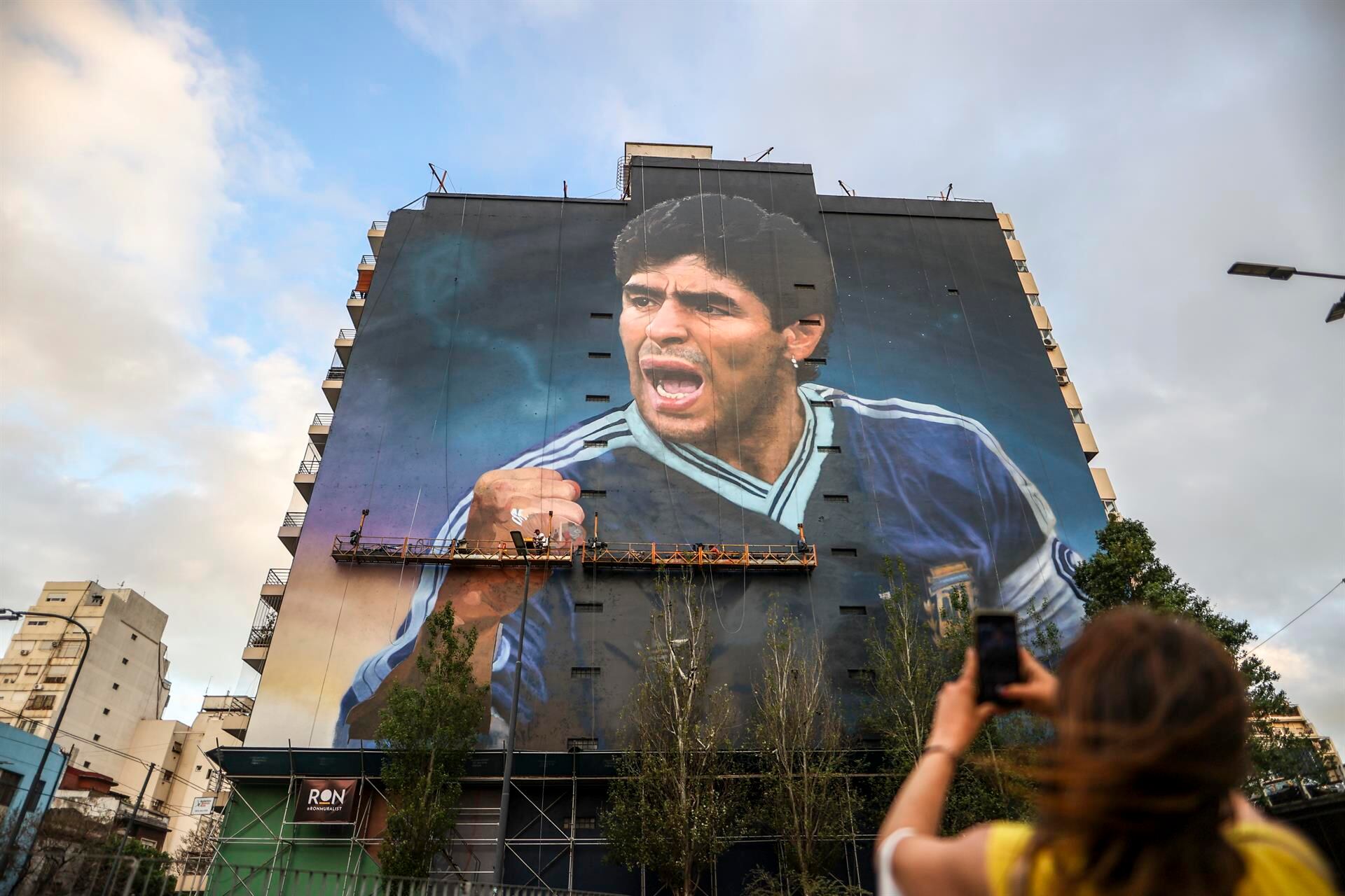 Diego Maradona cumpliría 62 años este domingo 30 de octubre y en su homenaje inauguran 2 murales gigantes en Buenos Aires. Martín Ron pintó este mural en Constitución. Foto EFE