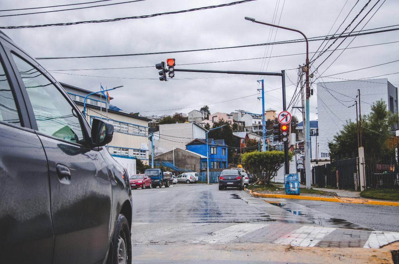 Se inauguraron semáforos en diversos sectores de la ciudad. Personal de la Dirección de Tránsito ayudan a los automovilistas en este proceso de cambio.