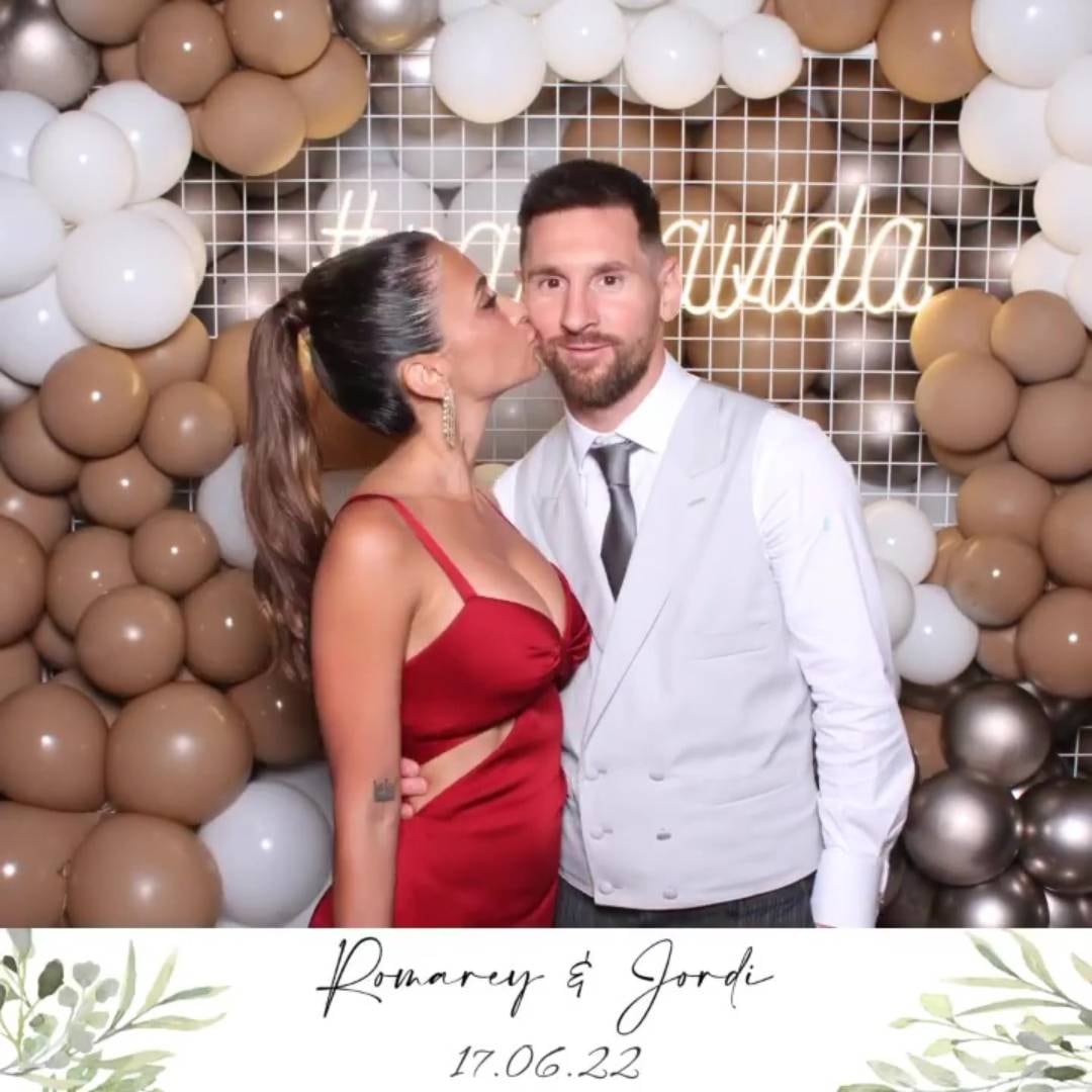 Antonela Roccuzzo posando junto a Lionel Messi.